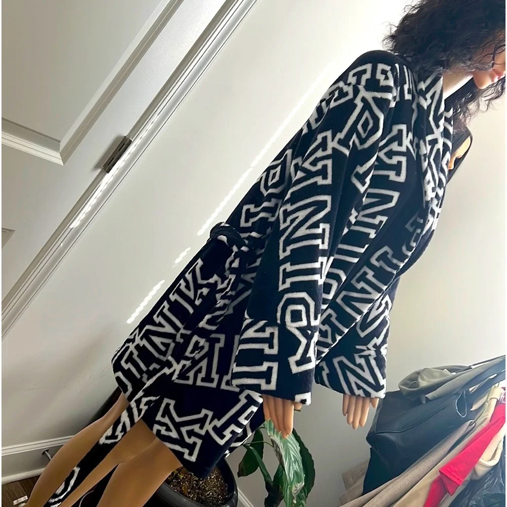 (Sold) V/s PINK robe - Picture 3 of 14